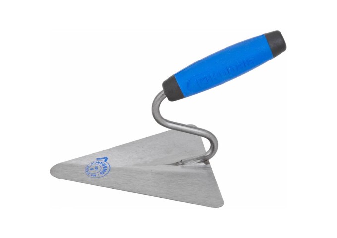 Truelle triangulaire pour maçon 160x140mm en acier avec poignée en résine G.6 Kubala 0813