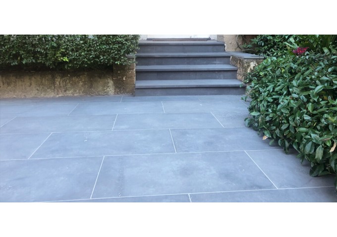 Carrelage . Dalle 40x40x2.5cm en pierre bleue chinois poncé et scié pièce
